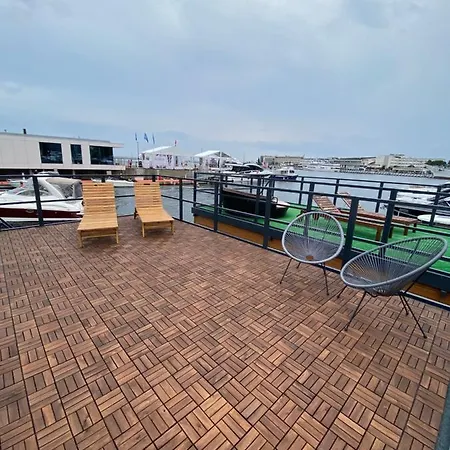 Houseboat Seafront *